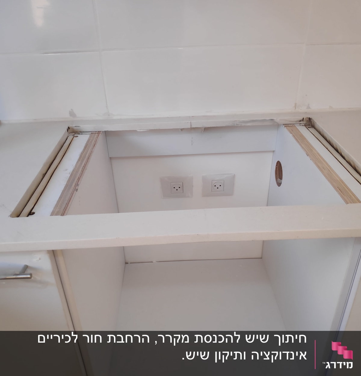 משטח שיש לבן עם חור לכיור במטבח